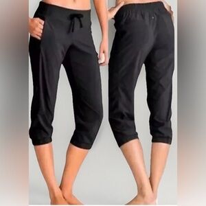 Athleta Pants Womens Black La Viva Capri Jogger Gym Training Secure pocket Sz 10